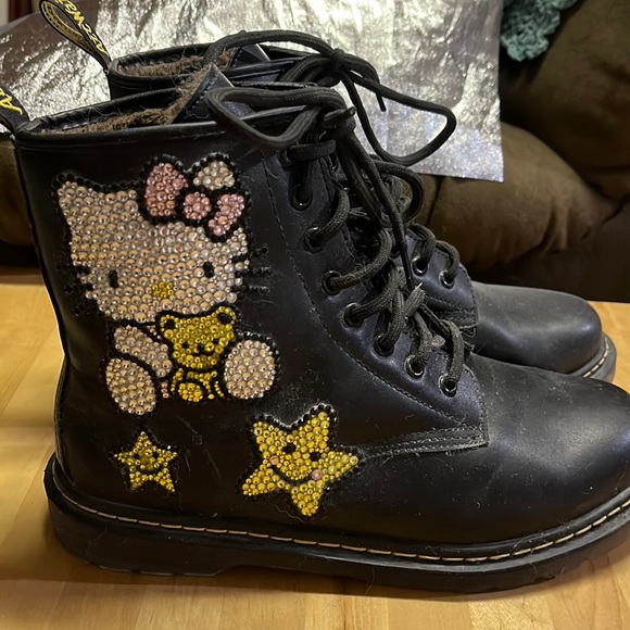 Hello Kitty fur lined black boots. Size women’s 10 - Picture 1 of 4